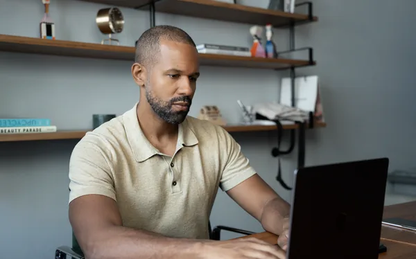 Dominik Kayser bei der Arbeit am Bildschirm