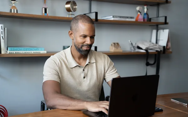 Dominik Kayser arbeitet ruhig am Laptop
